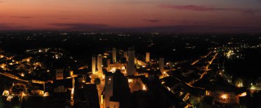 San Gimignano Toskana 'nın ortaçağ kasabasının panoramik gece manzarası