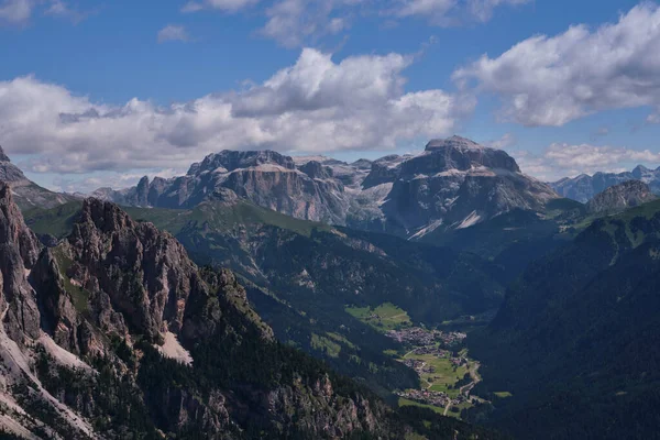 Trentino Dolomitlerinin Düz Kayalık Tepelerinin Panoramik Görüntüsü — Stok fotoğraf