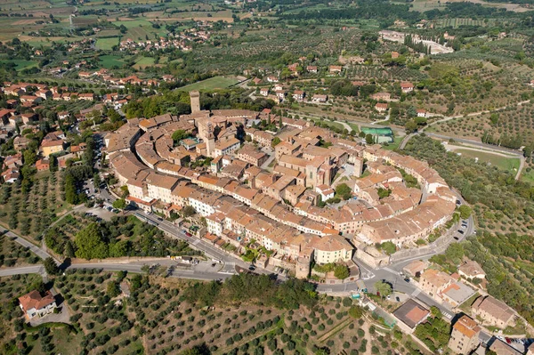 Toskana 'daki Lucignano kasabasının çapraz hava görüntüsü