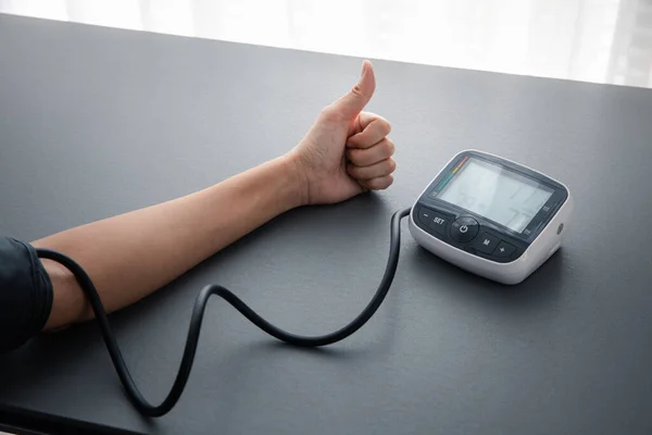 Thumb Self Blood Pressure Heart Rate Measurement Blood Pressure Monitor — Stockfoto