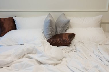 Geceleri uyuduktan sonra dağınık yatağı kapat.