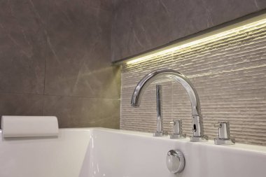 Banyoda musluk ve küvet var.