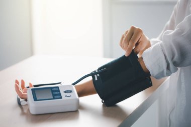 Tansiyon ve kalp atış hızı ölçümü. Tansiyon monitörü, sağlık ve tıbbi konsept.