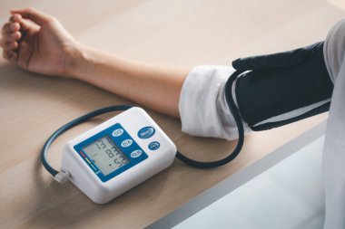 Tansiyon ve kalp atış hızı ölçümü. Tansiyon monitörü, sağlık ve tıbbi konsept.