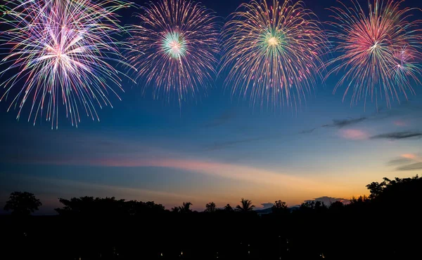 Fuegos Artificiales Colores Cielo Crepuscular Playa Evento Celebración — Foto de Stock