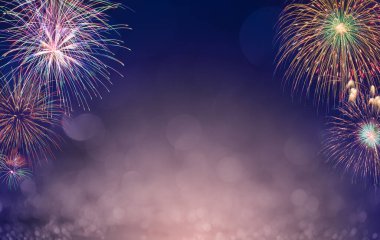 Açık mavi bokeh arkaplanda renkli havai fişekler