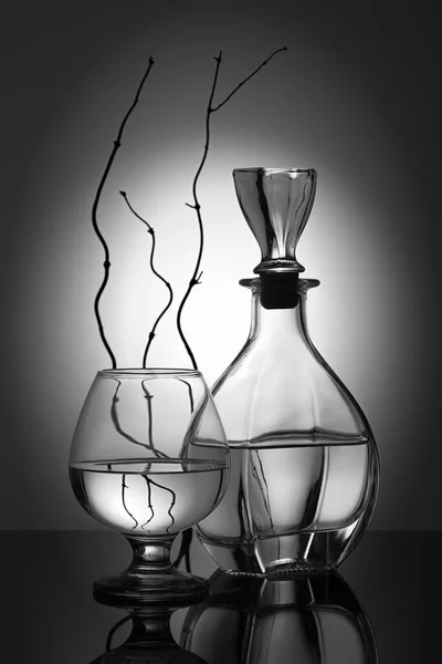 Tek renkli, zarif bir şişe ve bir ışık lekesi karşısında bir koklayıcıyla hayat dolu..