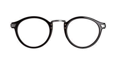 Plastik, metal elementlerle birleştirilmiş, beyaz arka planda gözlük çerçevesi. Önplan.