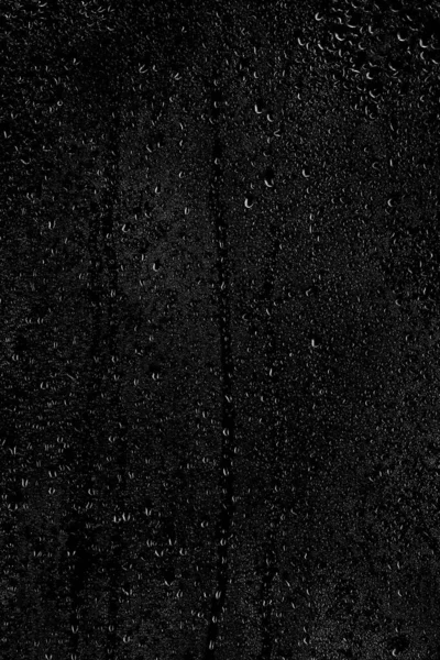 Капли Воды Стекают Поверхности Прозрачного Стекла Черном Фоне Вертикальное Направление — стоковое фото