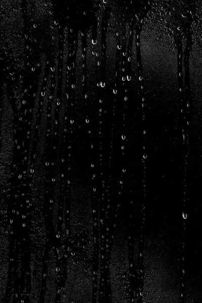 Капли Воды Стекают Поверхности Прозрачного Стекла Черном Фоне Вертикальное Расположение — стоковое фото