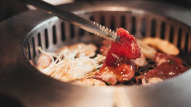 Wagyu bifteği yakiniku. Restoranda sığır eti ızgarası. Japon yemek tarzı..