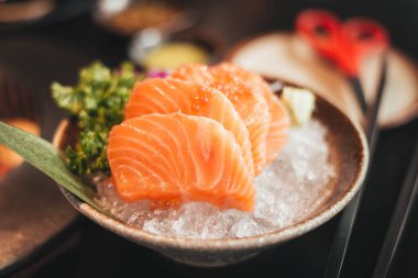 Somon balığı. Japon menüsü somon balığı sashimi. Japon yemeği. Taze ve çiğ balık..