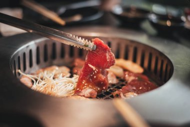 Wagyu bifteği yakiniku. Restoranda sığır eti ızgarası. Japon yemek tarzı..