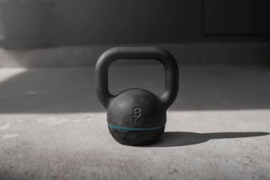 Kettlebell yere düştü. Kettlebell ağırlığı, spor aletleri..