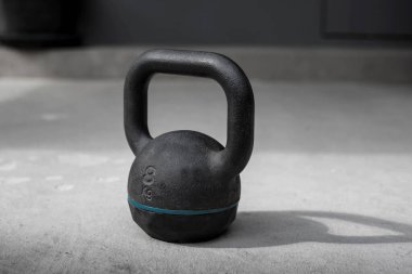 Kettlebell yere düştü. Kettlebell ağırlığı, spor aletleri..