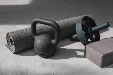 Kettlebell ve yoga minderi evde yerde. spor aletleri.