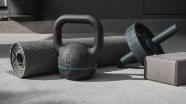 Kettlebell ve yoga minderi evde yerde. spor aletleri.