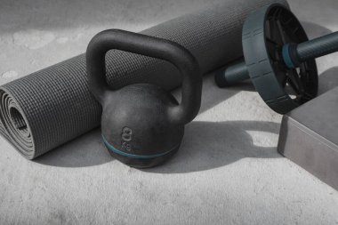 Kettlebell ve yoga minderi evde yerde. spor aletleri.