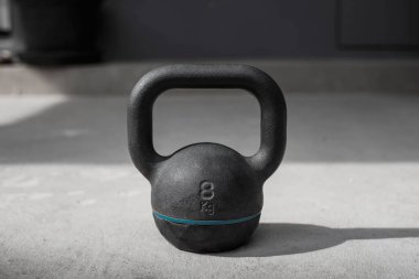 Kettlebell yere düştü. Kettlebell ağırlığı, spor aletleri..