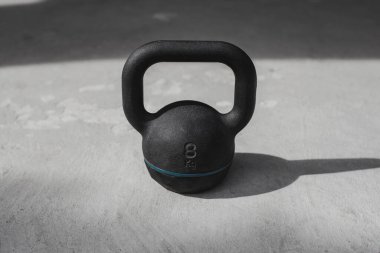 Kettlebell yere düştü. Kettlebell ağırlığı, spor aletleri..