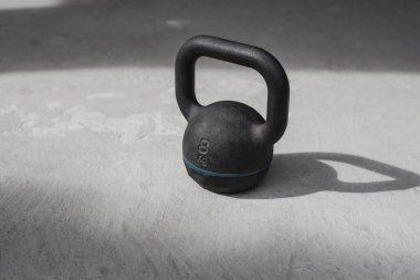 Kettlebell yere düştü. Kettlebell ağırlığı, spor aletleri..