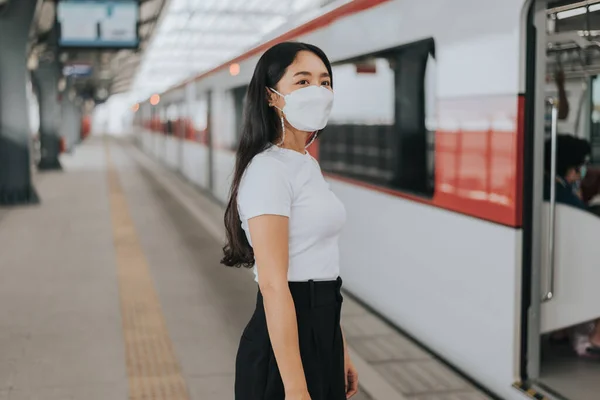 Asiatin Mit Schutzmaske Steht Und Wartet Auf Den Zug Frau — Stockfoto