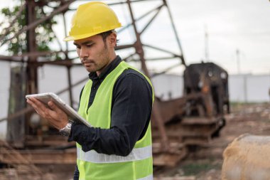 İnşaat alanında çalışan mühendis. İnşaat alanında çalışan genç bir işçi. İnşaat ve inşaat mühendisi kavramı.