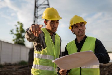 İnşaat alanında çalışan mühendisler. İnşaat yöneticisi ve mühendis inşaat sahasındaki proje hakkında toplantı ve tartışma.
