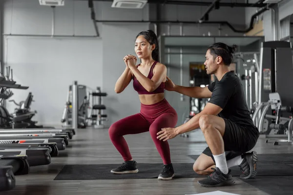 Aziatische Vrouw Oefening Met Personal Trainer Sportschool Jonge Gezonde Vrouw — Stockfoto