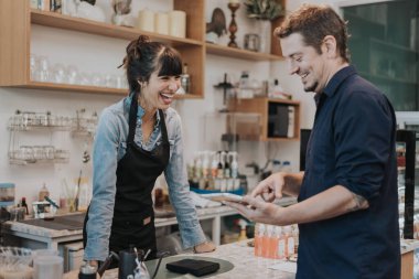 Kafkasyalı kadın kahveci, kahve dükkanındaki müşterilerden sipariş alır. Bayan barista sipariş almak için dijital tablet kullanıyor. Kahve sahibi konsepti.