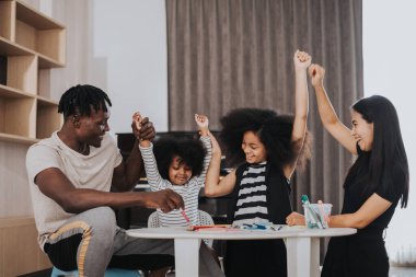 Mutlu aile evde eğleniyor. Evdeki oturma odasında birlikte oynayan Afrikalı bir aile. Mutlu aile kavramı.