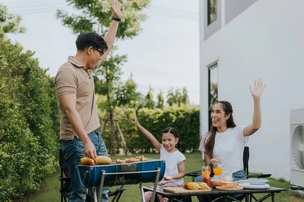 Asyalı Bir Aile Evlerinin Arka Bahçesinde Yemek Yiyor Küçük Çocuklu — Stok fotoğraf