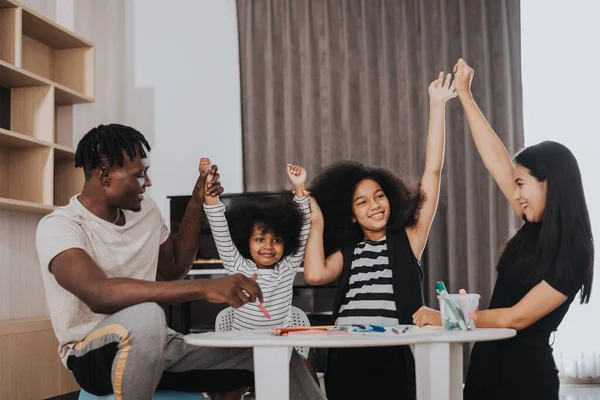 Família Feliz Divertindo Casa Família Africana Brincando Juntos Sala Estar — Fotografia de Stock