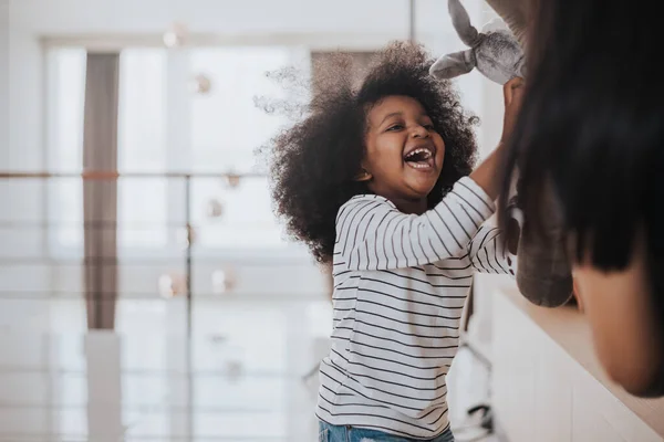 Crianças Africanas Brincando Com Sua Família Sala Estar Africano Criança — Fotografia de Stock