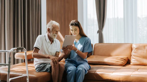 Азиатская Медсестра Пожилой Человек Ищут Медицинскую Карту Цифровом Планшете Дома Лицензионные Стоковые Фото