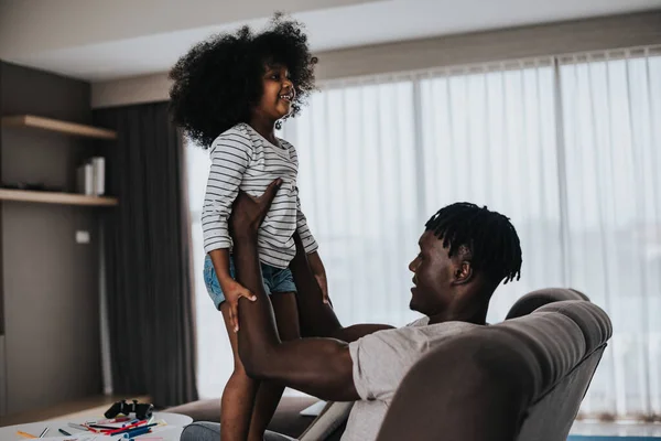 Família Feliz Divertindo Casa Pai Africano Com Filhos Pequenos Filha — Fotografia de Stock