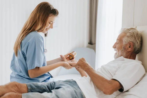 Nurse Giving Drug Senior Man Young Asian Nurse Caring Elderly — Stockfoto