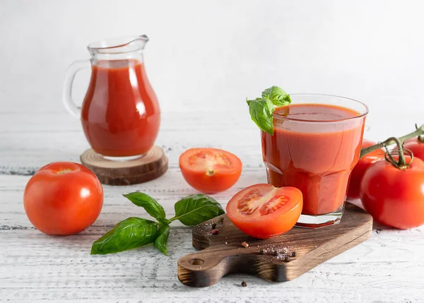 Tomato Juice Clear Glass Glass Dark Wooden Plate Whole Sliced — Stock Photo, Image