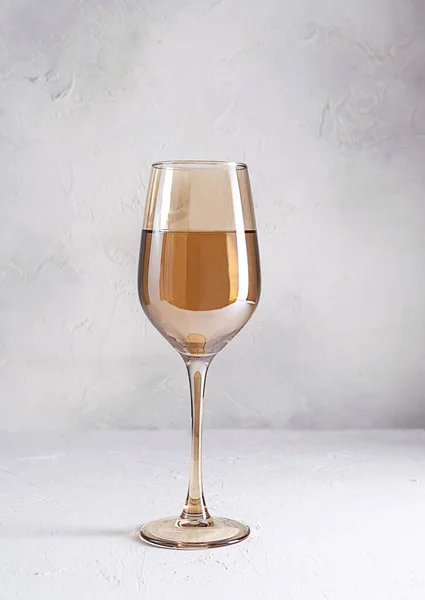Una Copa Vidrio Transparente Con Vino Blanco Una Mesa Ligera —  Fotos de Stock