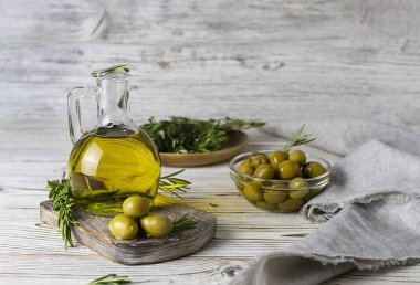 Tahtadaki şeffaf bir sürahide zeytinyağı