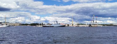 St. Petersburg 'da Donanma Günü için Neva su bölgesinde inşa edilen savaş gemileri, fırkateyn ve yelkenlilerin panoramik manzarası var..
