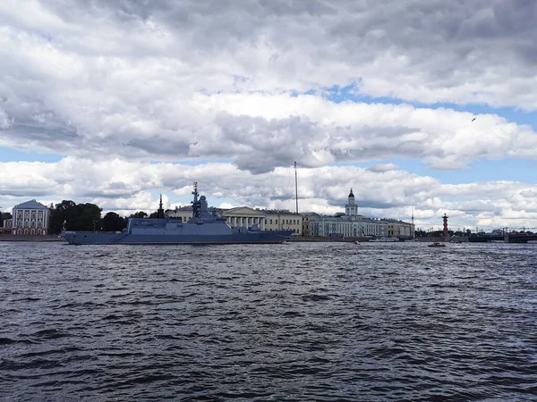 Corvette Stoyky Nevaflodens Vatten Flottans Dag Sankt Petersburg — Stockfoto