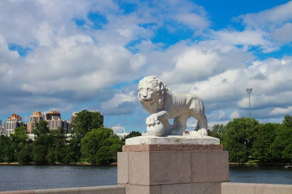 Tarih ve modernlik - beyaz bir aslan heykeli ve bulutlu mavi gökyüzünün arka planına karşı modern bir yerleşim alanı. St. Petersburg.