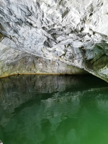 Стена Грота Отраженная Изумрудной Воде Мраморного Каньона Горном Парке Рускеала — стоковое фото