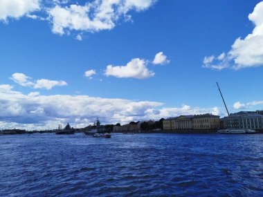 St. Petersburg 'daki Donanma Günü Neva Nehri' nin sularındaki savaş gemileri fırkateyni ve Corvette 'in köprüsünden görüntü..