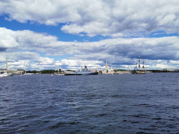 Das Kleine Raketenschiff Grad Swjaschsk Und Die Segelfregatte Poltawa Newa — Stockfoto