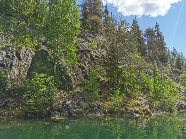 Pohled Skalnaté Břehy Smaragdovou Vodu Mramorového Kaňonu Horském Parku Ruskeala — Stock fotografie