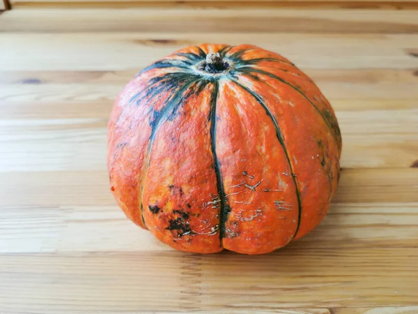 Pequena Abóbora Laranja Com Listras Verdes Uma Mesa Madeira Tua — Fotografia de Stock