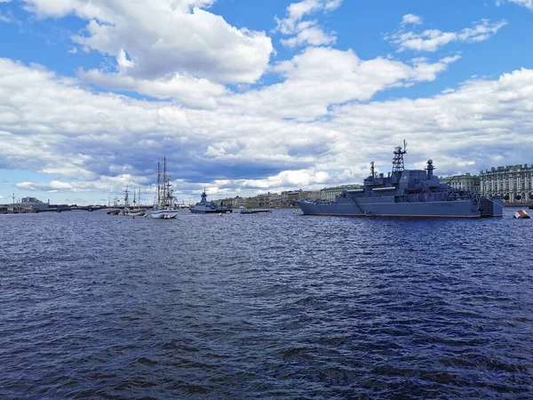 Πολεμικά Πλοία Και Ιστιοφόρα Στα Ύδατα Του Ποταμού Neva Για — Φωτογραφία Αρχείου