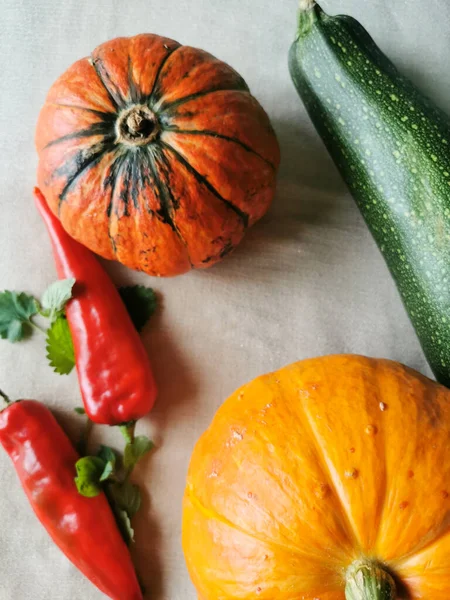 Dos Pequeñas Calabazas Color Naranja Una Con Rayas Verdes Calabacín — Foto de Stock